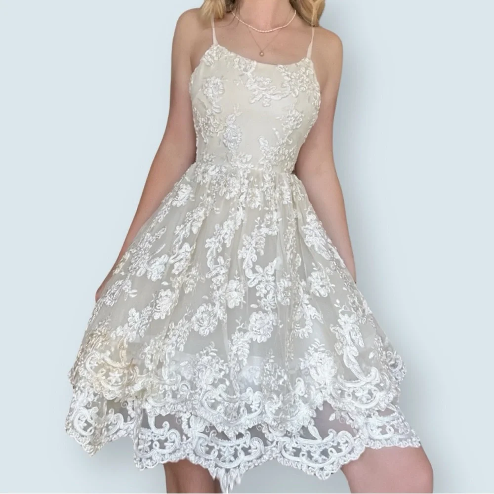 Alice + Olivia White Mini Floral Embroidered Dress (Size 2) - Picture 2 of 9